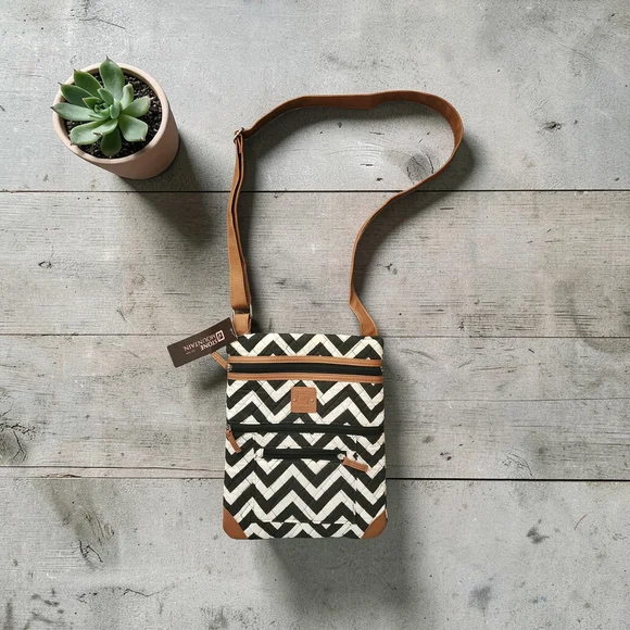 Stone Mountain Accessories Black & Cream Chevron Crossbody Bag - Picture 1 of 8